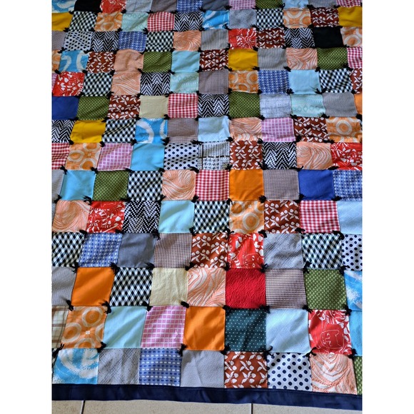 VINTAGE HANDMADE PATCHWORK QUILT 76 X 66 - Picture 2 of 9